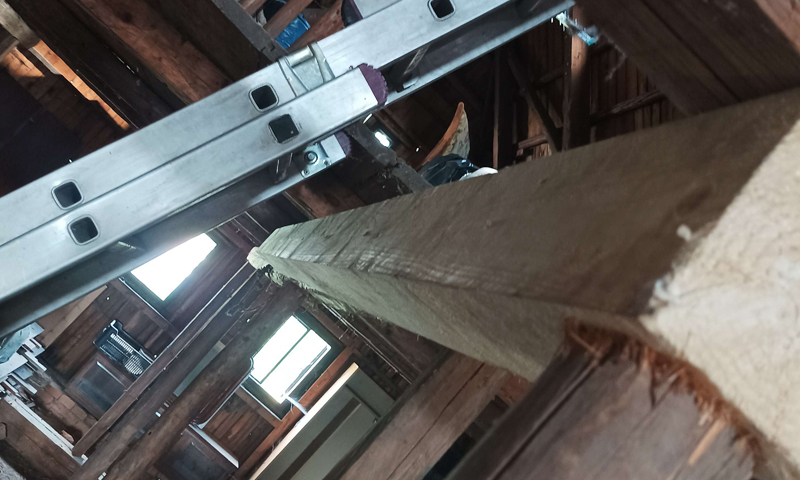 Tesařský spoj při opravě historického krovu