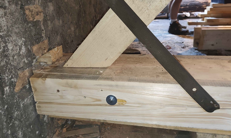 Protézování trámů v historickém krovu