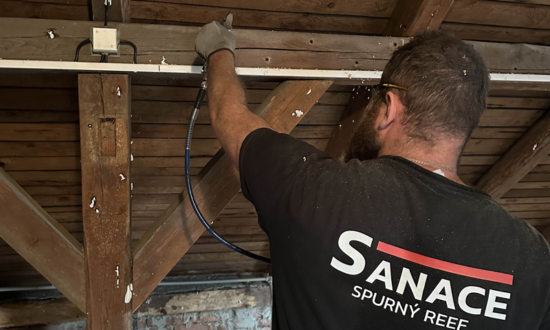 Ošetření dřeva v interiéru domu