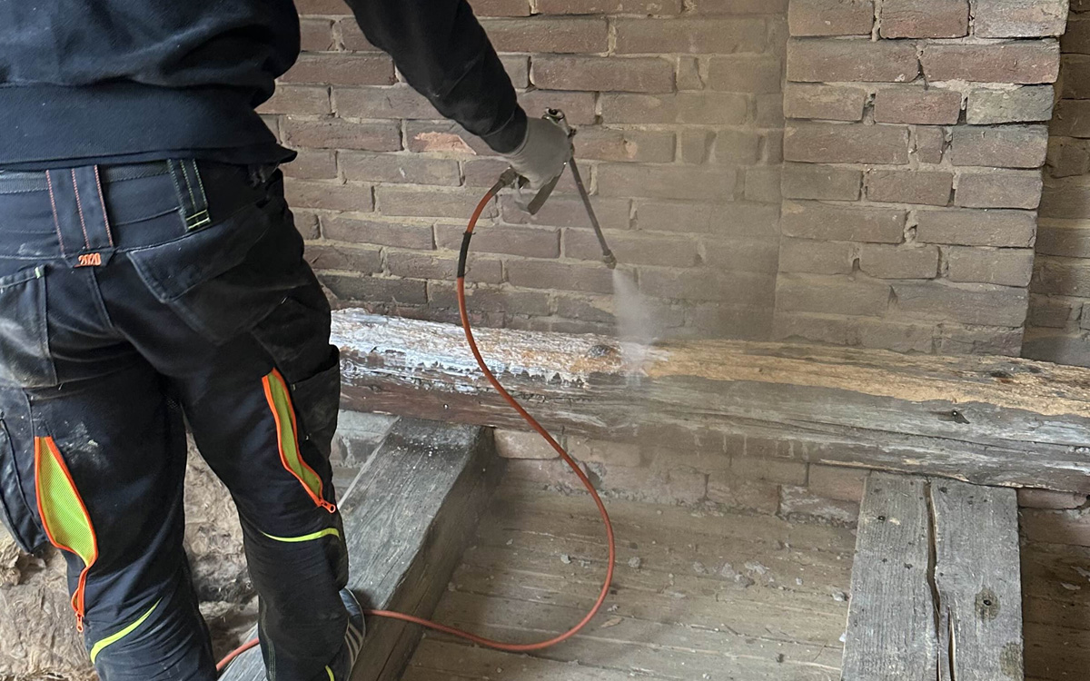 Profesionální vybavení a školení pro kvalitní sanační služby.